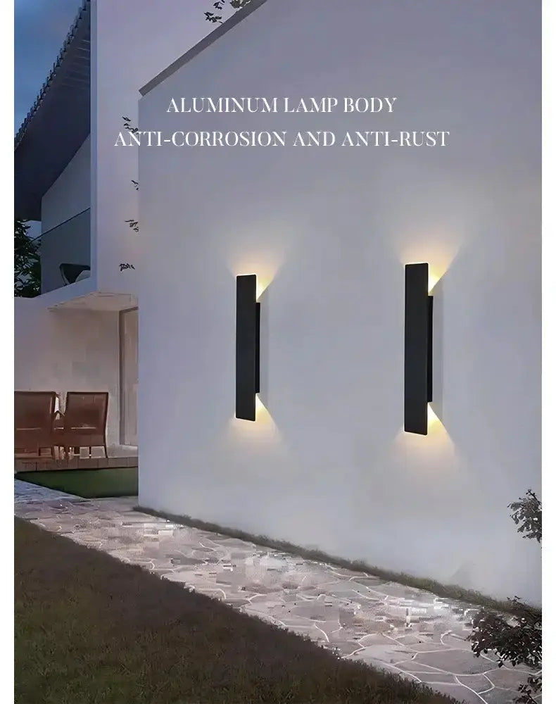 Appliques murales extérieures étanches en aluminium noir avec éclairage LED pour un jardin contemporain.