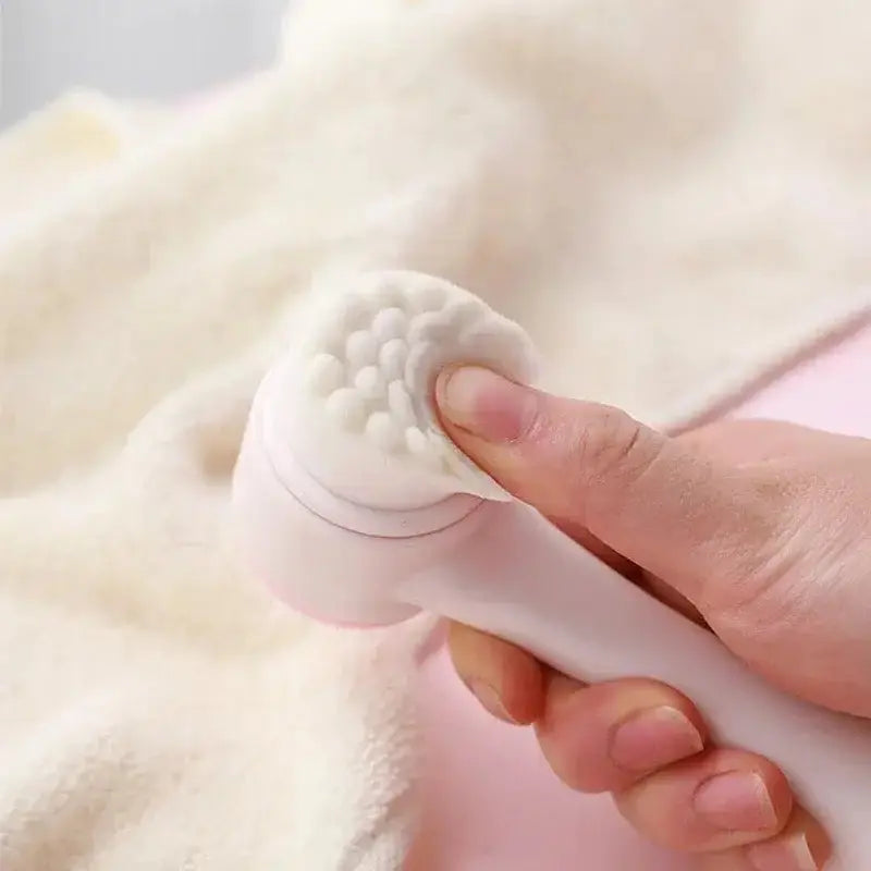 Brosse nettoyante pour le visage en silicone, présentation du produit avec main et texture sur un fond doux.
