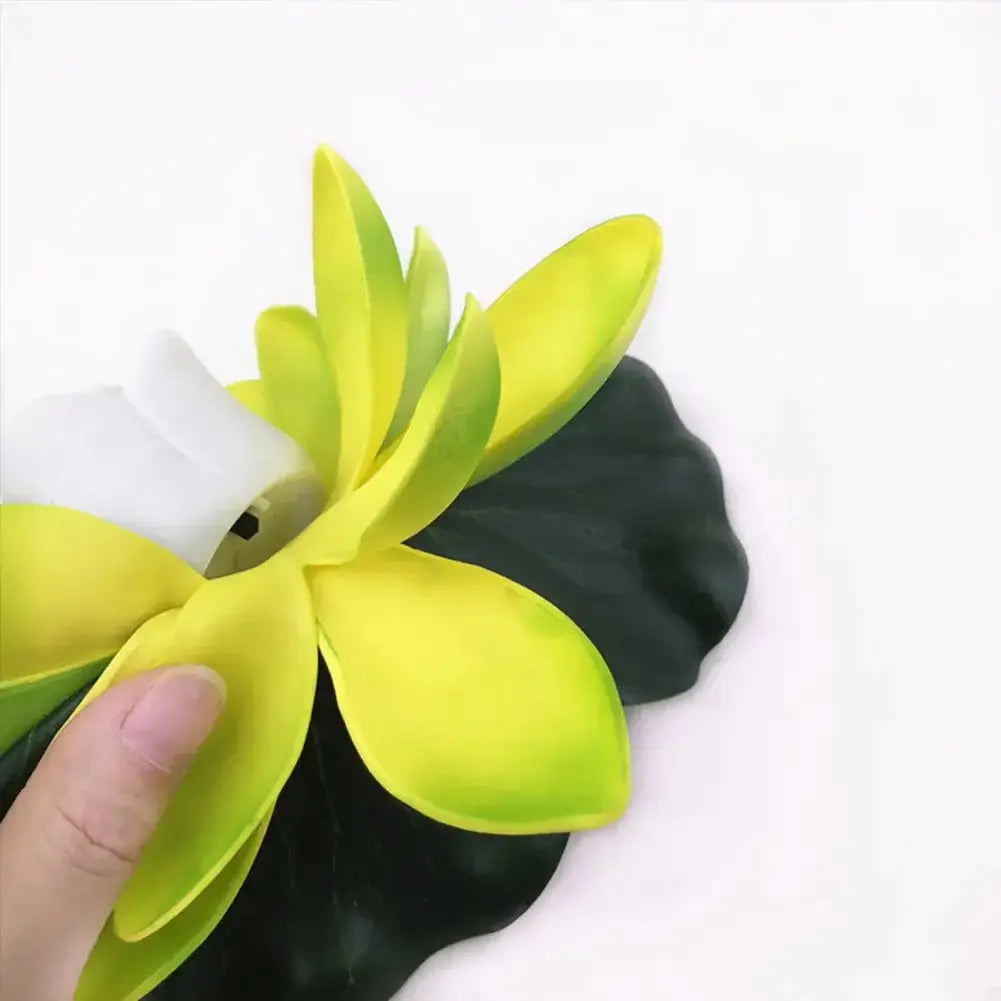 Lampe LED flottante en forme de lotus, jaune avec feuilles vertes, idéale pour décoration de piscine et jardin.