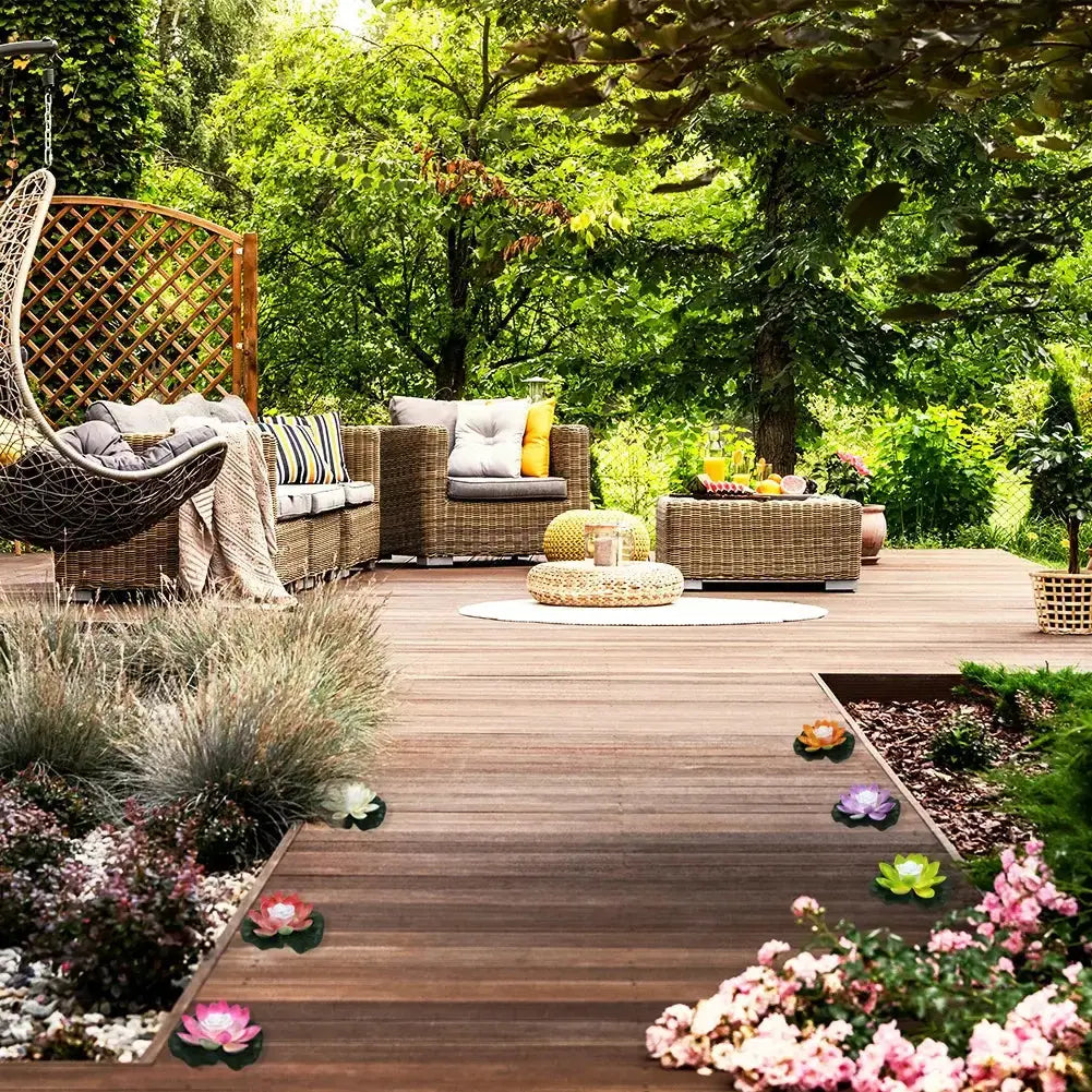 Jardin moderne avec mobilier en osier, décoré de fleurs artificielles et d&