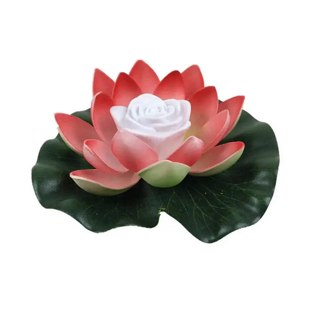 Lampe LED flottante en forme de lotus, décorative pour étang, jardin ou aquarium, rose et blanche sur feuille verte.