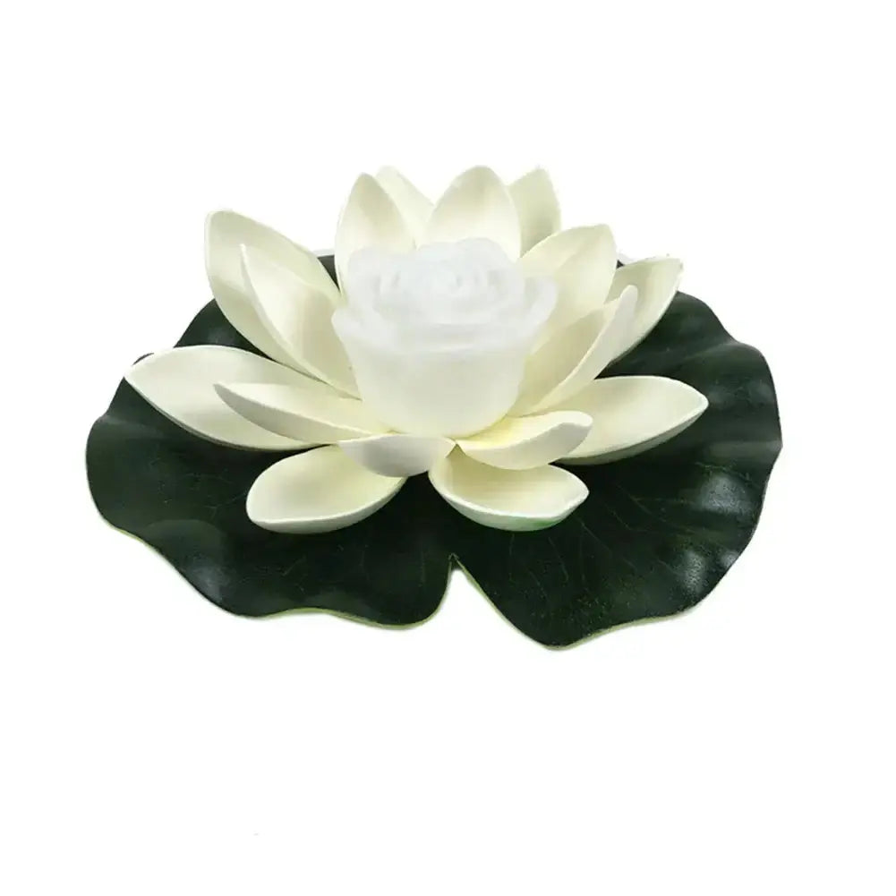 Lampe LED flottante en forme de lotus sur une feuille verte, idéale pour étangs, piscines et jardins.