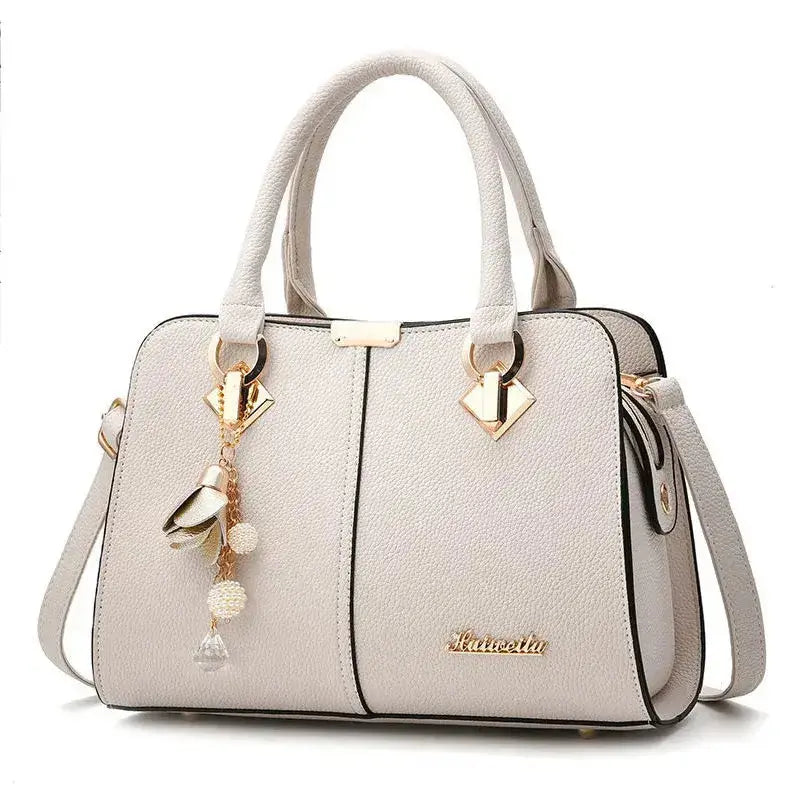 Nouveau sac à bandoulière pour femme en PU avec charms, design élégant et grande capacité, couleur beige.