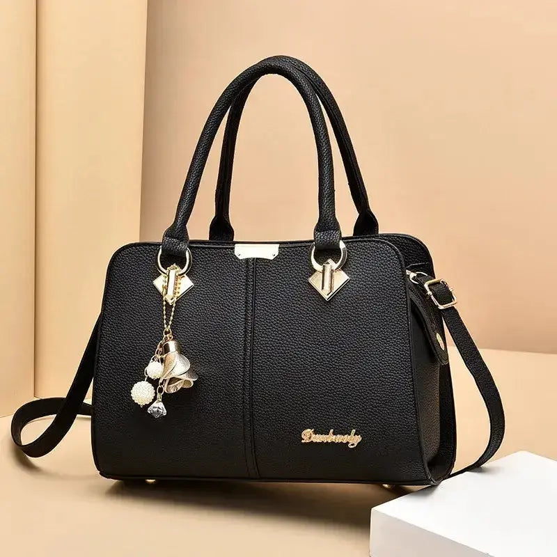 Sac à main noir en PU avec ornements, idéal pour femmes et polyvalent pour différentes occasions.