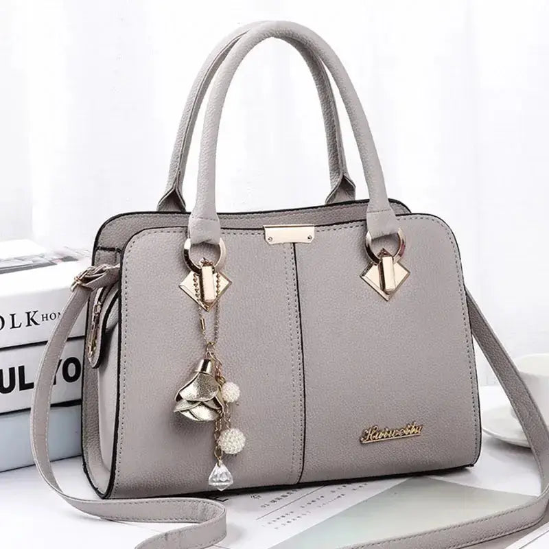 Sac à main femme en PU gris avec accessoires dorés, design élégant et polyvalent.