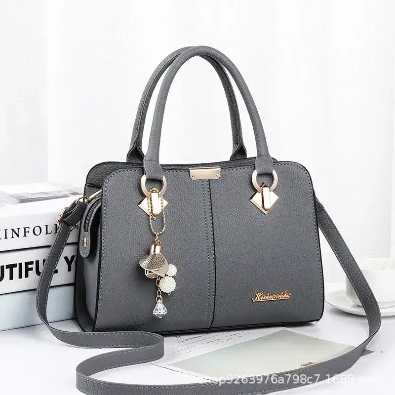 Sac à main gris pour femmes, sac à bandoulière avec décoration élégante et grande capacité.