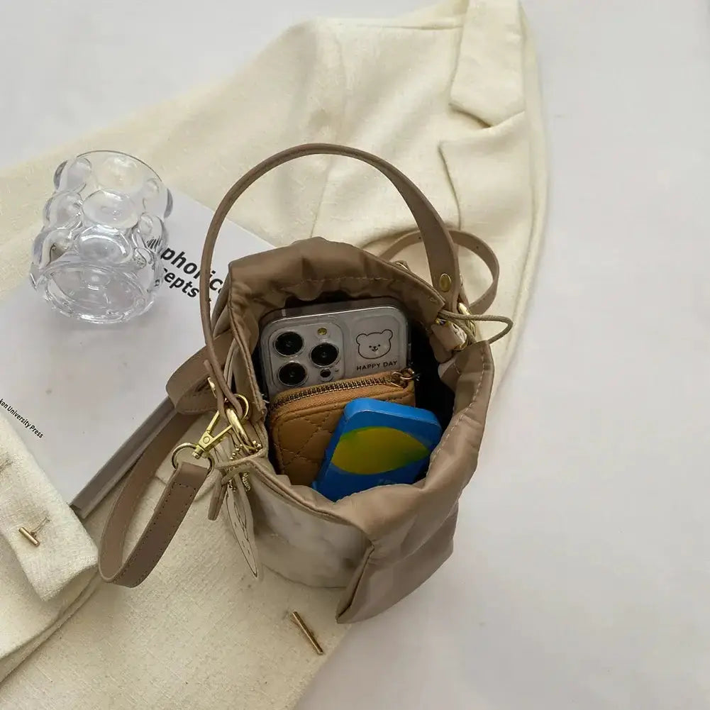 Sac à bandoulière pour femmes, vue intérieure avec téléphone et porte-monnaie, design chic et pratique.