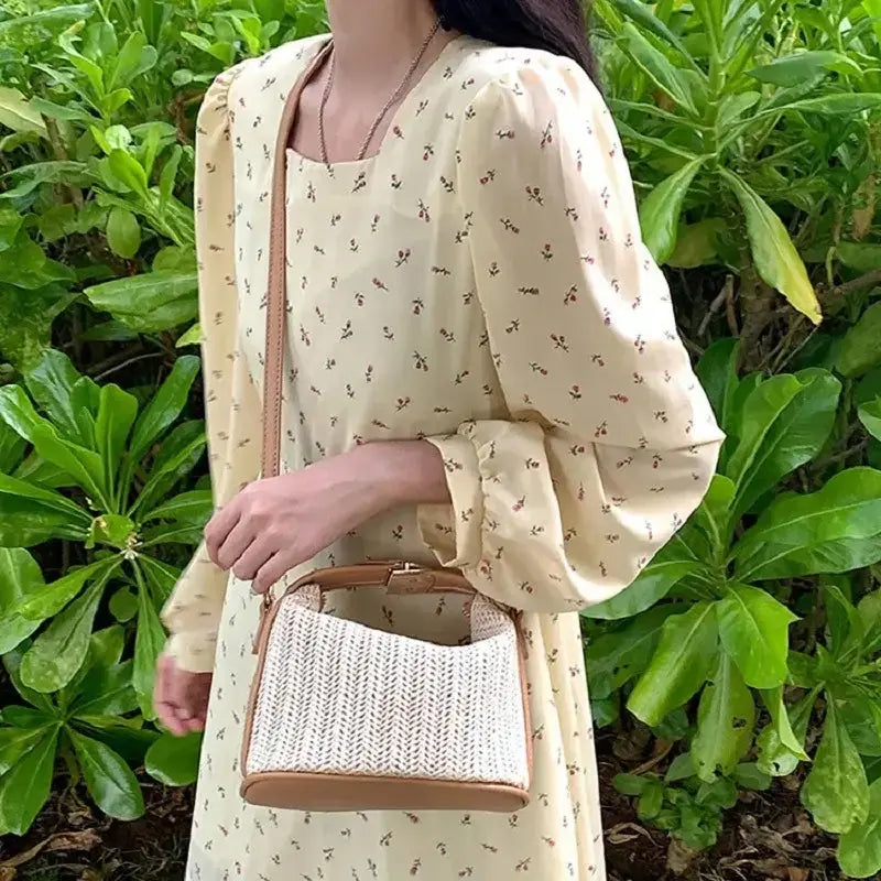 Femme portant un sac à main d&