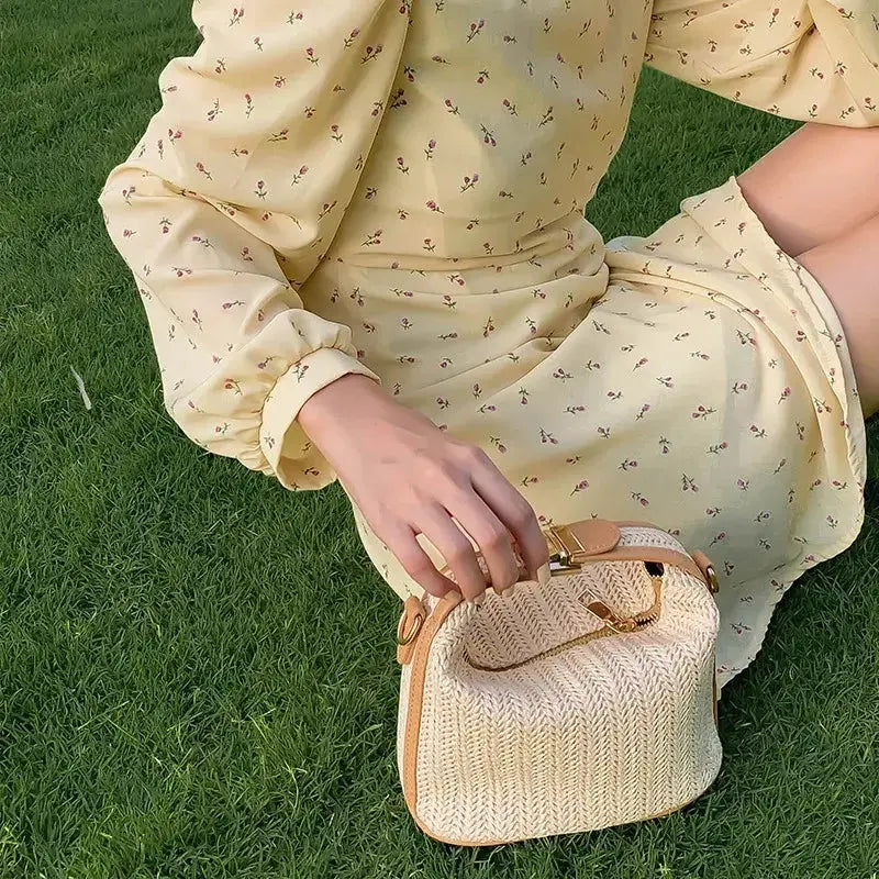 Femme portant une jolie robe jaune avec un sac à main en paille sur l&