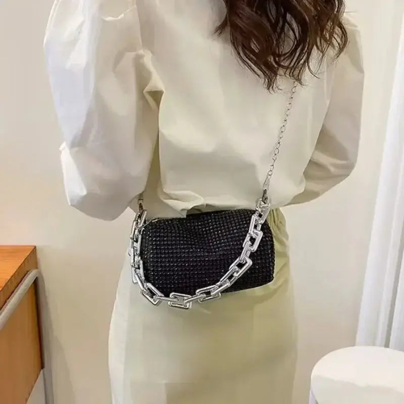 Mini sac à bandoulière noir en strass avec chaîne pailletée, porté sur l&