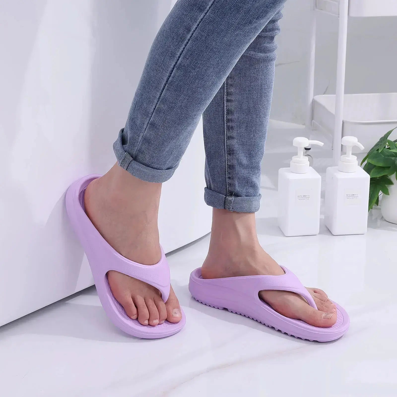 Femme portant des sandales orthopédiques modernes violettes avec plateforme, parfaites pour un style décontracté.