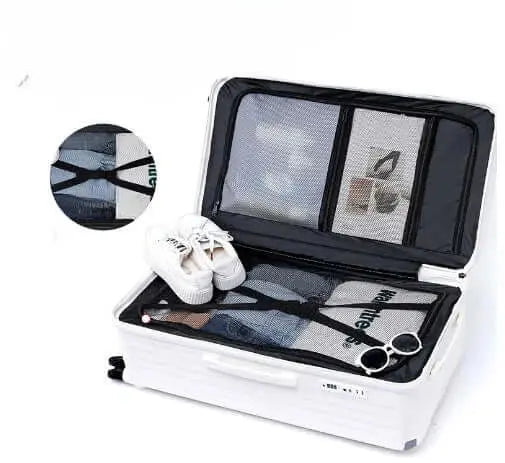 Valise multifonctionnelle ouverte avec vêtements, chaussures et accessoires, idéale pour les voyageurs.