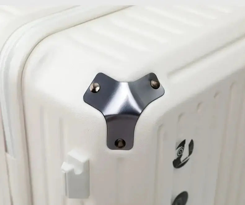 Détail de la valise légère avec renfort en métal et serrures, conçu pour un usage fonctionnel.