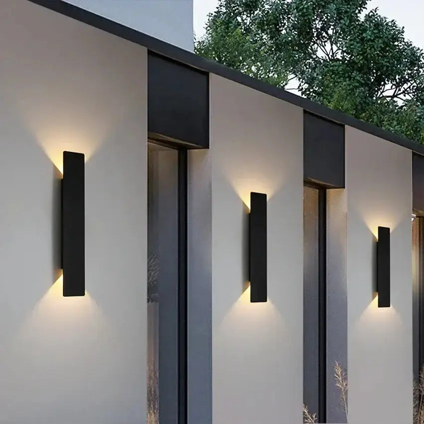 Appliques murales extérieures étanches noires en aluminium, éclairage LED moderne sur un mur.