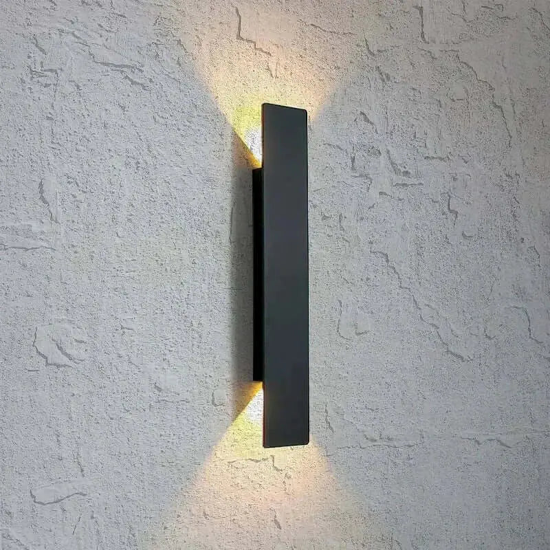 Applique murale extérieure étanche en aluminium noir avec lumière LED, design moderne et épuré.