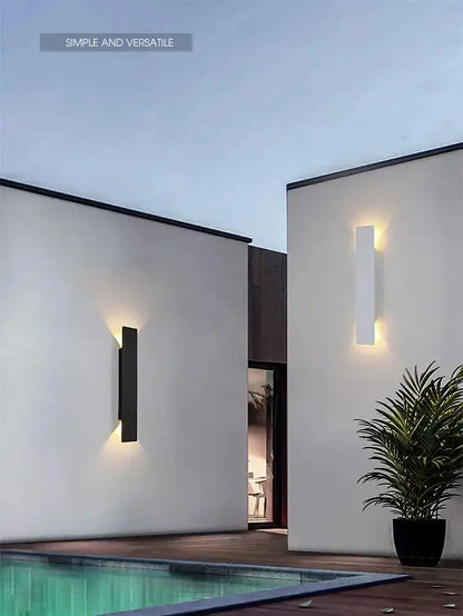 Appliques murales extérieures noires LED, design moderne et élégant, éclairant une façade minimaliste.