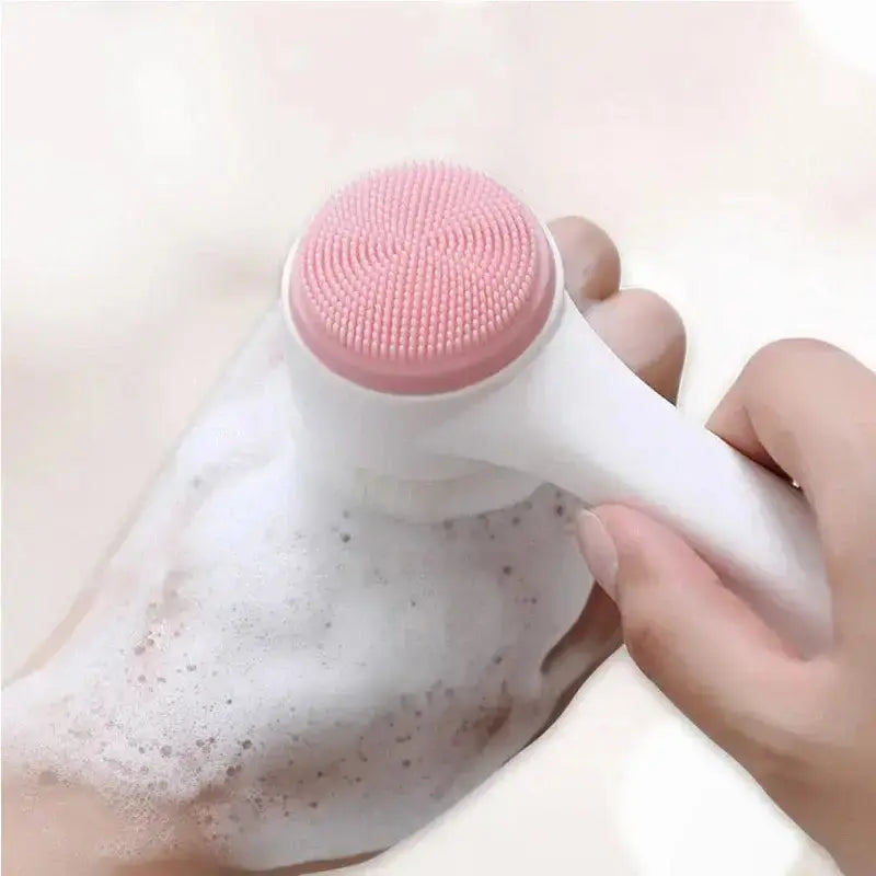 Brosse nettoyante pour le visage en silicone 3D, utilisée pour appliquer de la mousse sur la main.