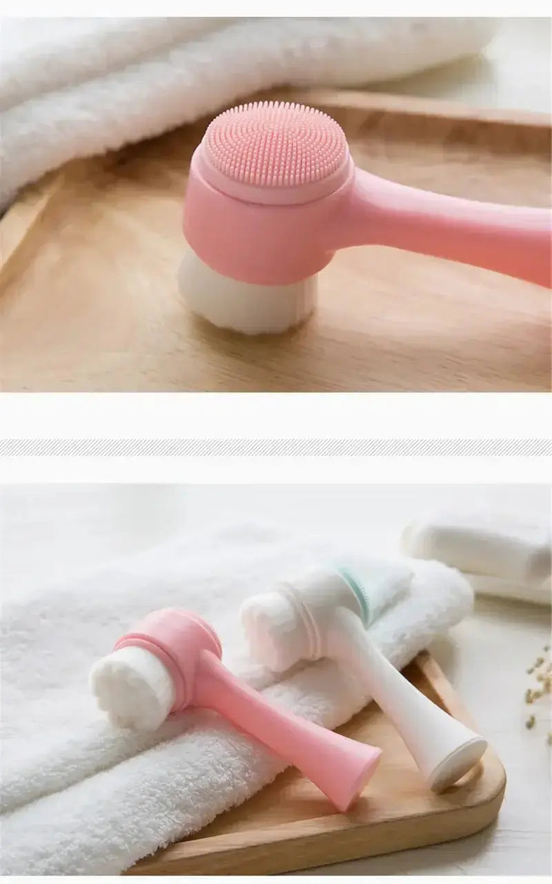 Brosse nettoyante pour le visage en silicone double face, rose et blanche, sur un plateau en bois