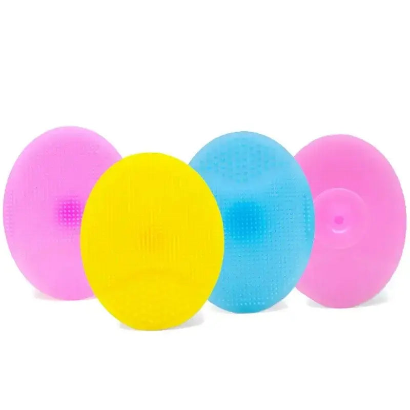 Quatre brosses nettoyantes pour le visage en silicone de couleurs vives, idéales pour un nettoyage en profondeur des pores.