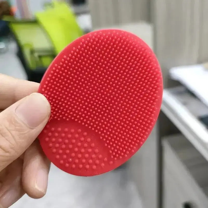 Brosse nettoyante pour le visage en silicone rouge, outil pour un nettoyage en profondeur et un gommage doux de la peau.