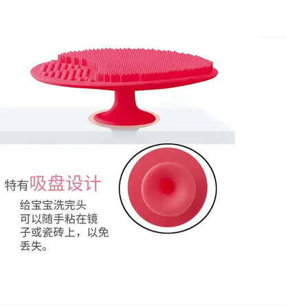 Brosse en silicone rouge pour le nettoyage du visage, design antidérapant pour un usage pratique et efficace.
