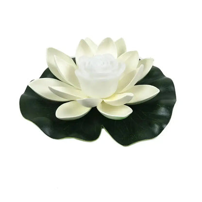 Lampe LED flottante en forme de lotus sur une feuille verte, idéale pour étangs, piscines et jardins.