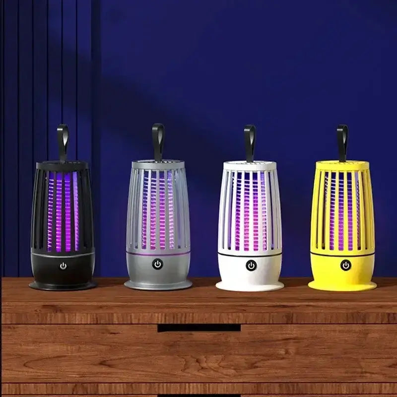 Lampe anti-moustiques UV Xiomi en noir, gris, blanc et jaune sur une table en bois avec fond mural violet.