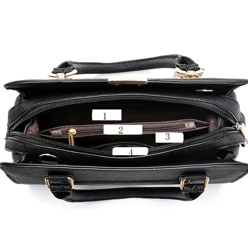 Vue intérieure du sac à bandoulière femme, montrant plusieurs compartiments et poches pour une grande capacité d&