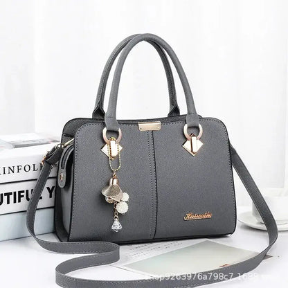 Sac à main gris pour femmes, sac à bandoulière avec décoration élégante et grande capacité.