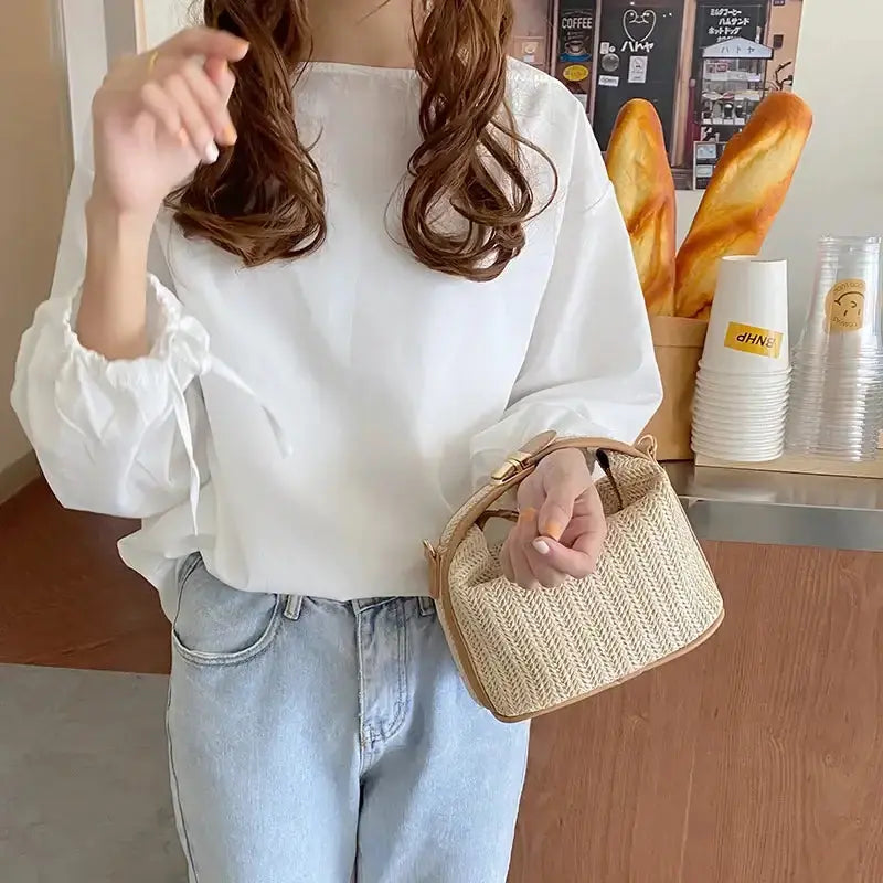 Femme portant un sac à main en paille d&
