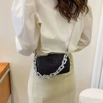 Mini sac à bandoulière noir en strass avec chaîne pailletée, porté sur l&
