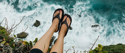 Femme portant des sandales orthopédiques au bord d&