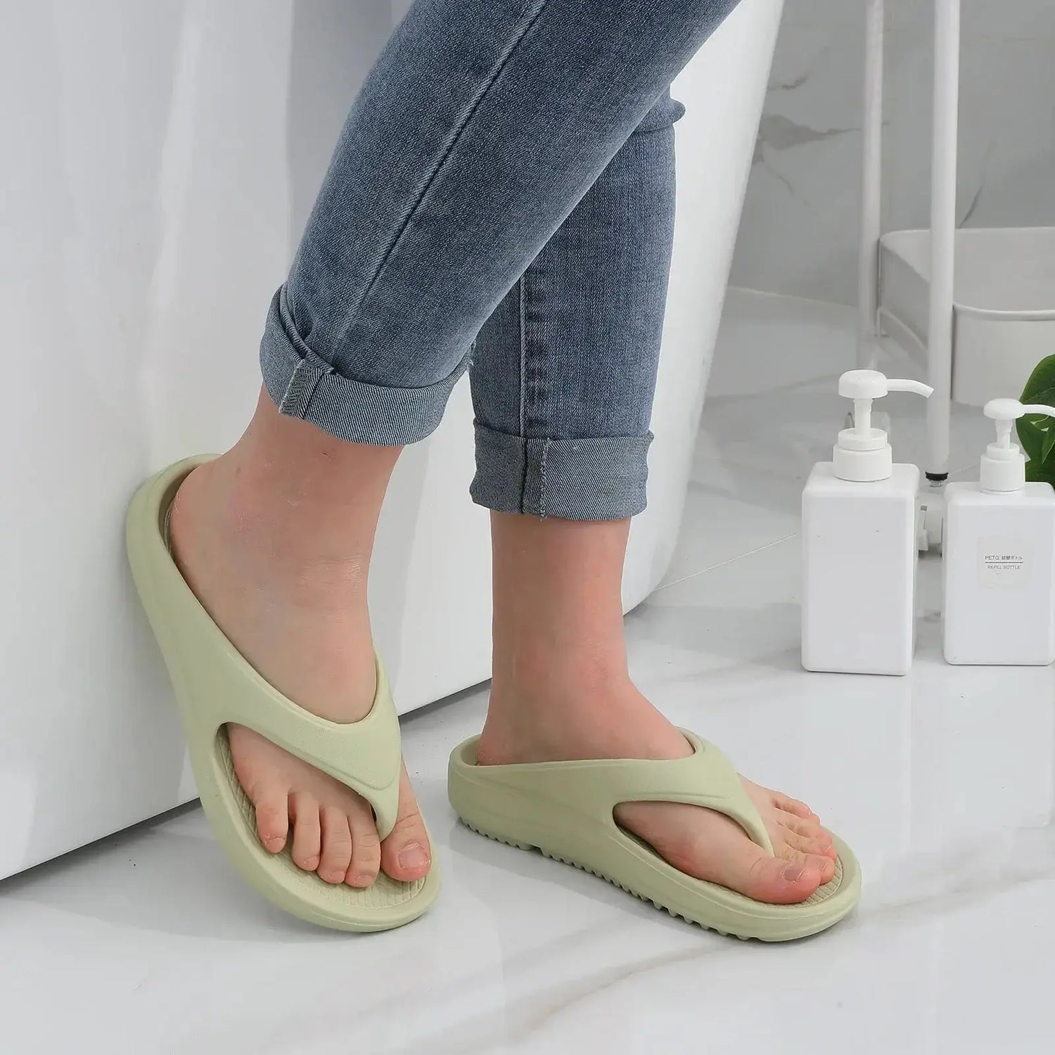 Femme portant des sandales orthopédiques modernes en EVA, hauteur de talon basse, confort décontracté.