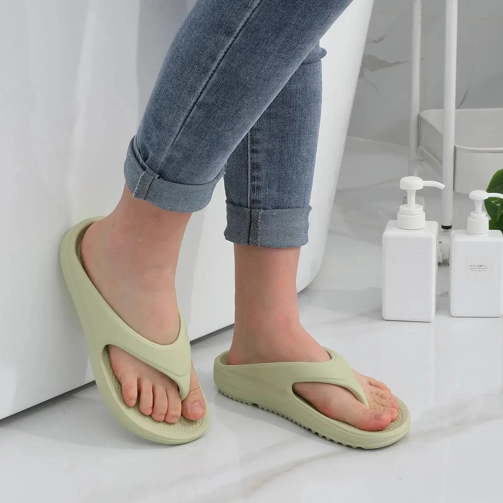 Femme portant des sandales orthopédiques modernes en EVA, hauteur de talon basse, confort décontracté.
