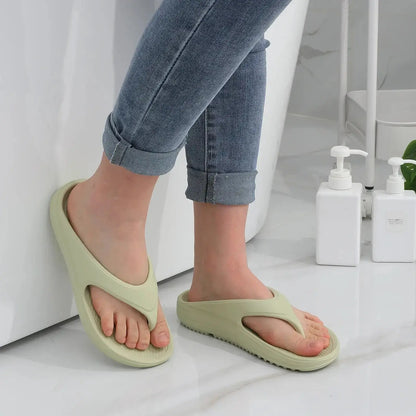 Femme portant des sandales orthopédiques modernes en EVA, hauteur de talon basse, confort décontracté.