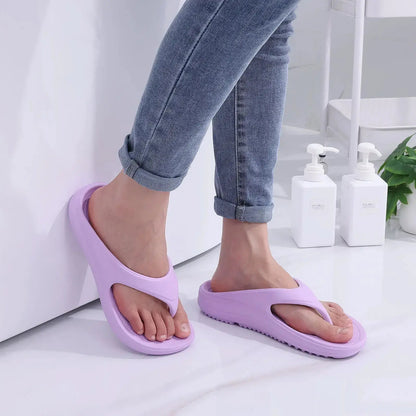 Femme portant des sandales orthopédiques modernes violettes avec plateforme, parfaites pour un style décontracté.