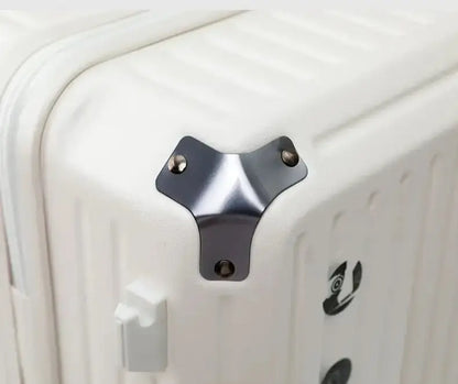 Détail de la valise légère avec renfort en métal et serrures, conçu pour un usage fonctionnel.
